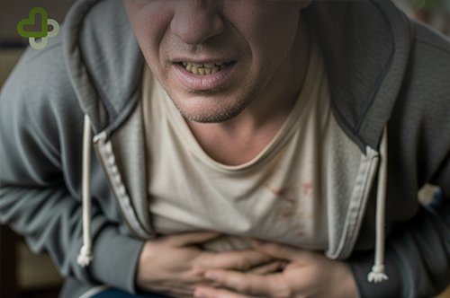 Почему нельзя пить метиловый спирт Мужчина держится за живот от боли